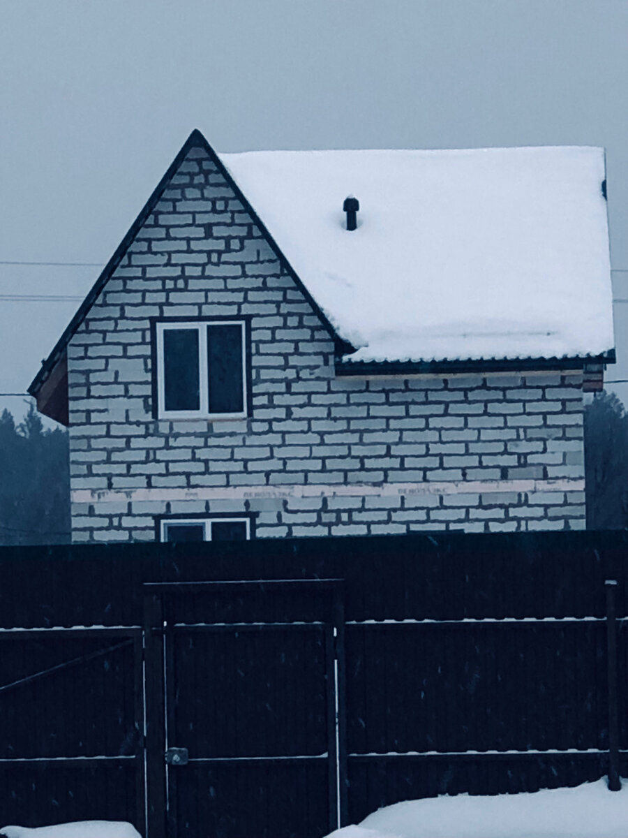 Очень симпатичный домик наших соседей из силикатных блоков. Крыша у домика ярко-зеленая и он похож на домик из сказки. Везде фото автора. 