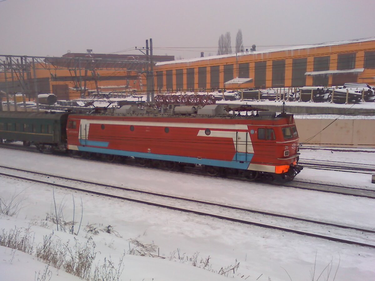 Ж.-д. перегон "Саратов-1-Пассажирский" — "Трофимовский-1". Электровоз "ЭП1-215" с ПДС "Саратов - Москва" заходит на ж.-д. станцию "Трофимовский-1". (Фото автора). 