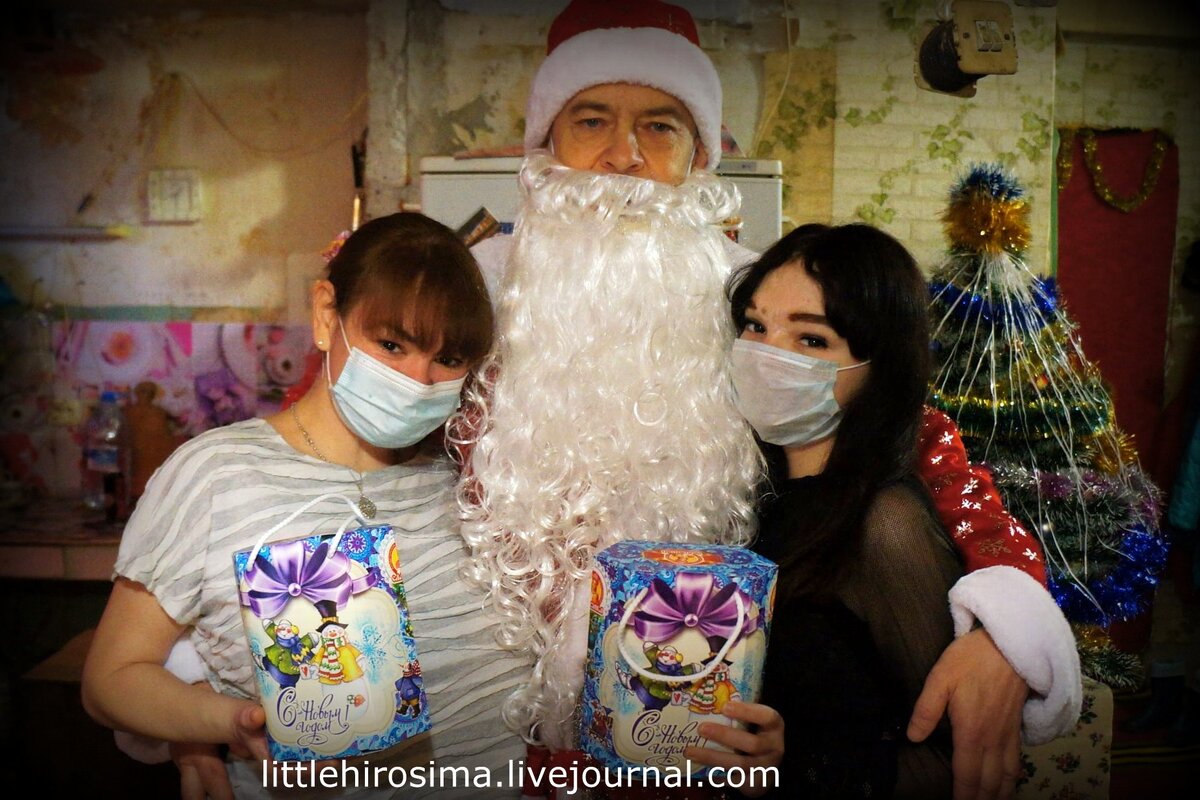 Анжелика и Света. Анжелика в 15ом году попала в аварию - множество операций, шрам на лице. 

Подробнее про семью читать здесь: 
https://littlehirosima.livejournal.com/524448.html