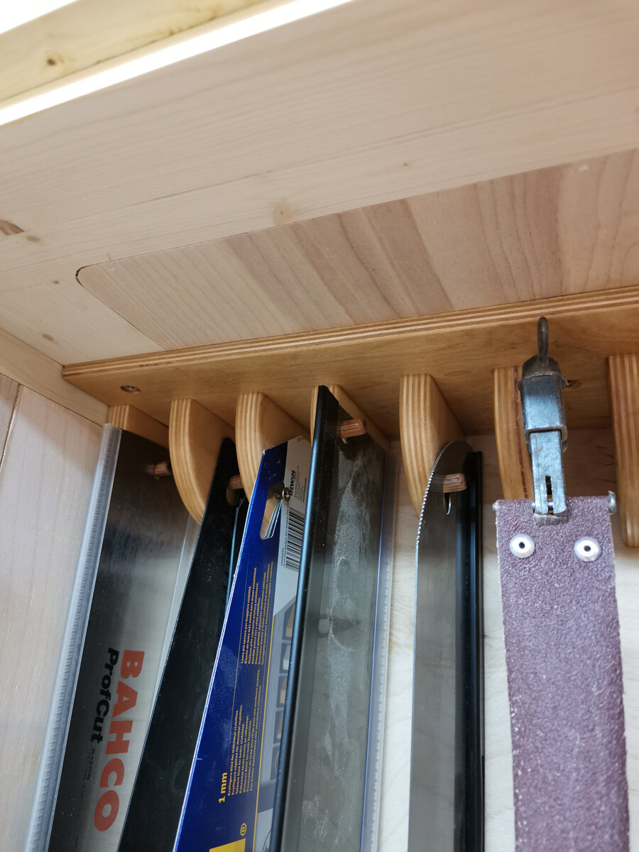 Крепления шканты и саморезы, куда без них.