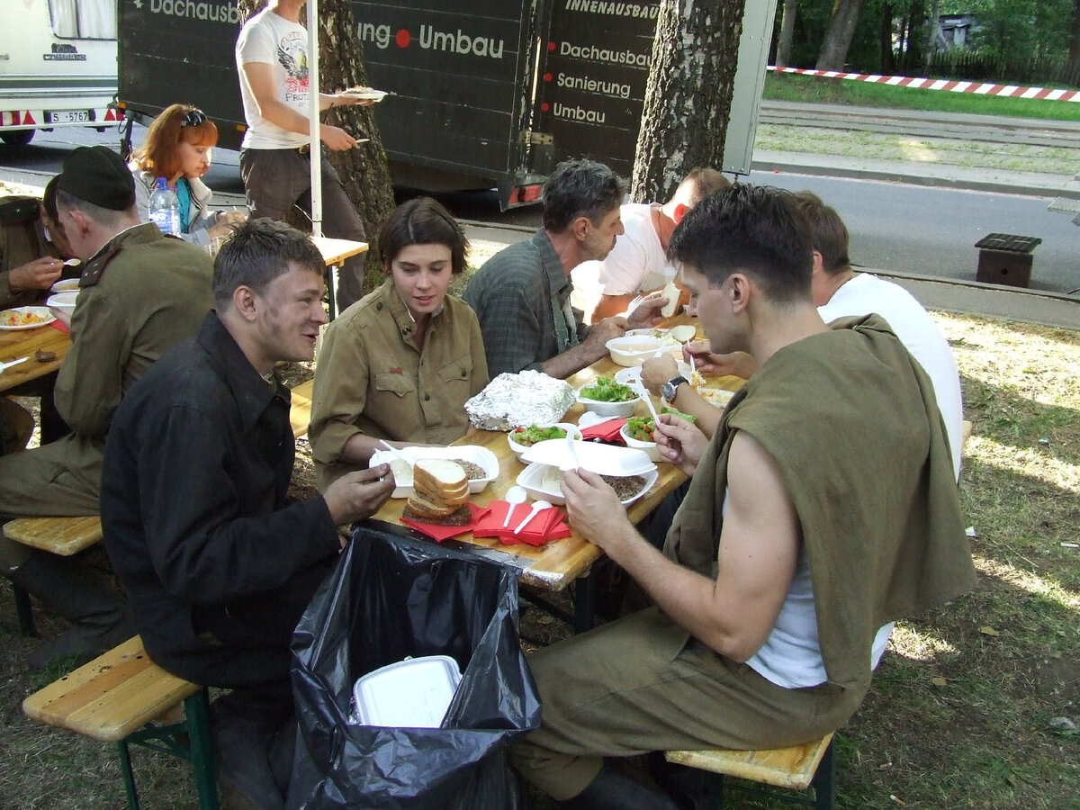 Обед. Клаудия Коршунова с коллегами. Фото автора 