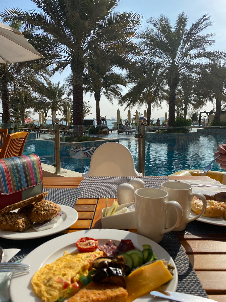 Завтрак у бассейна