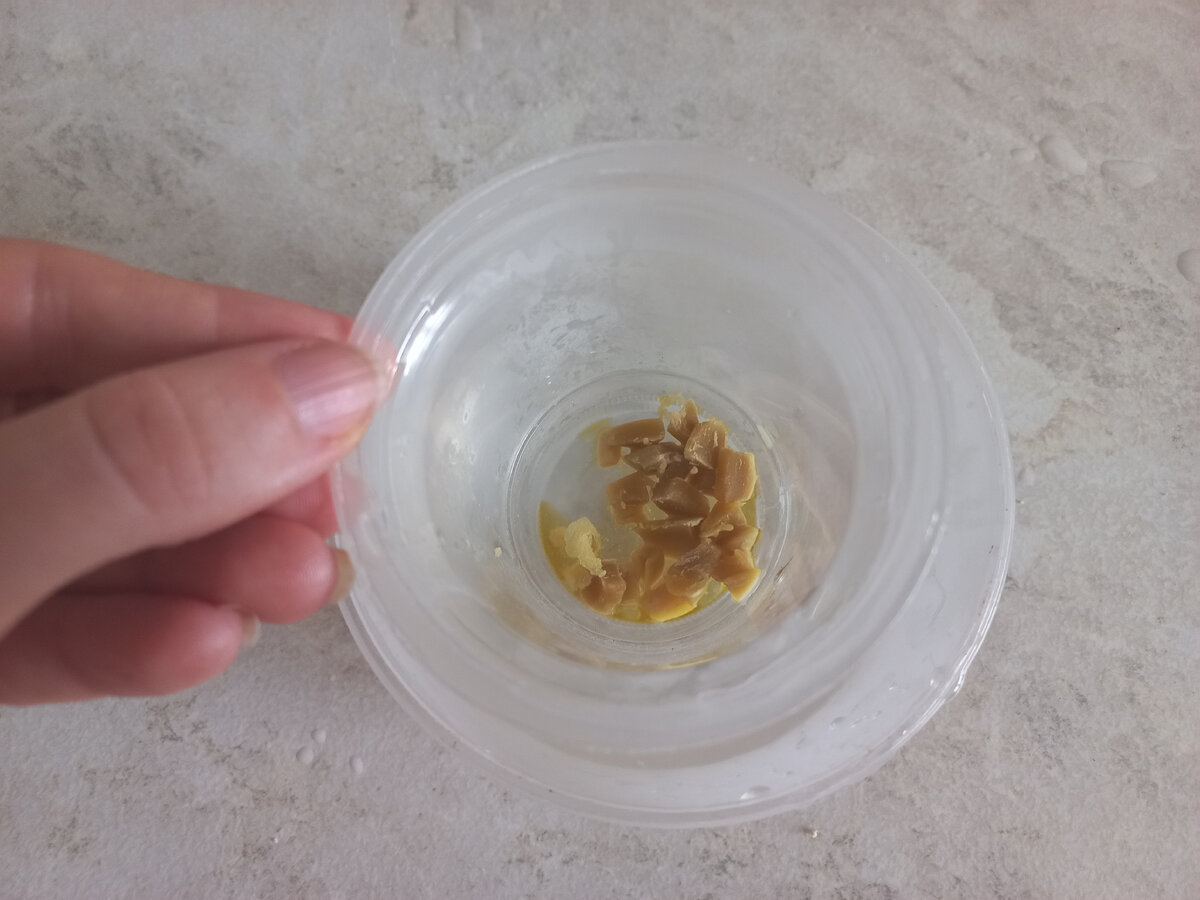 Пробовала водяную баню просто в кипятке - воск слишком быстро застывал