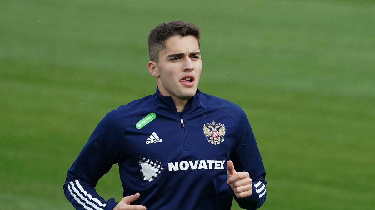 Российский футболист, полузащитник московского клуба «Динамо» и сборной России.