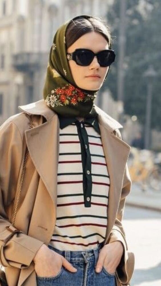 Для этой идеи нужен платок поменьше (а в ассортименте павловопосадской мануфактуры есть платки разного размера) и опять же не усложняем! Базовый плащ, простые джинсы, простое поло, которое можно заменить свитером или рубашкой.