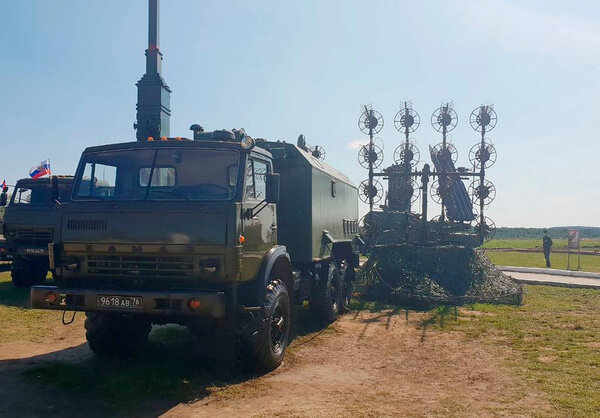 Мобильный комплекс радиоэлектронной борьбы (РЭБ) "Тирада" для блокирования спутниковых сигналов и терминал Starlink. Фото © ТАСС / Алина Имамова