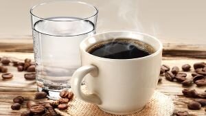 источник фото https://leagueofcoffee.ru/blog/pochemu-kofe-podayut-s-vodoj.html