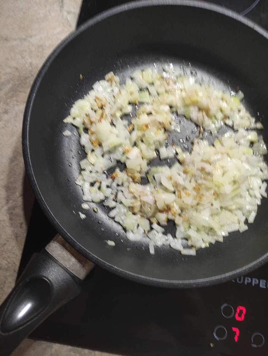 Обжариваем лук в чесночном масле.