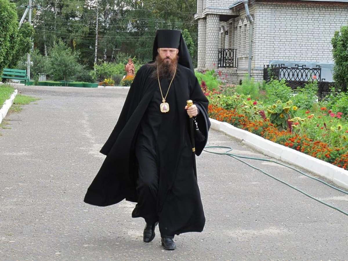 священник в рясе