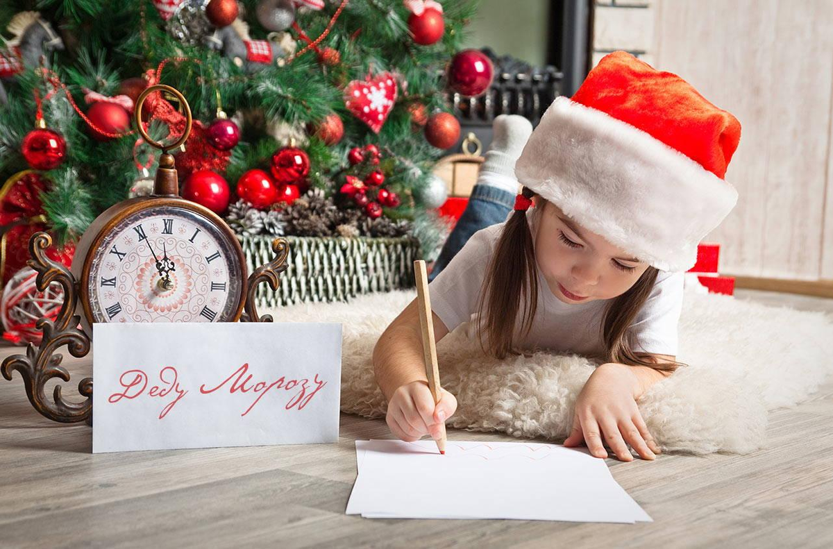 Писать письма Дедушке Морозу — прекрасная, теплая, семейная традиции. Когда мы становимся старше, мы все реже пишем письма сами, но уже помогаем писать эти весточки нашим детям.