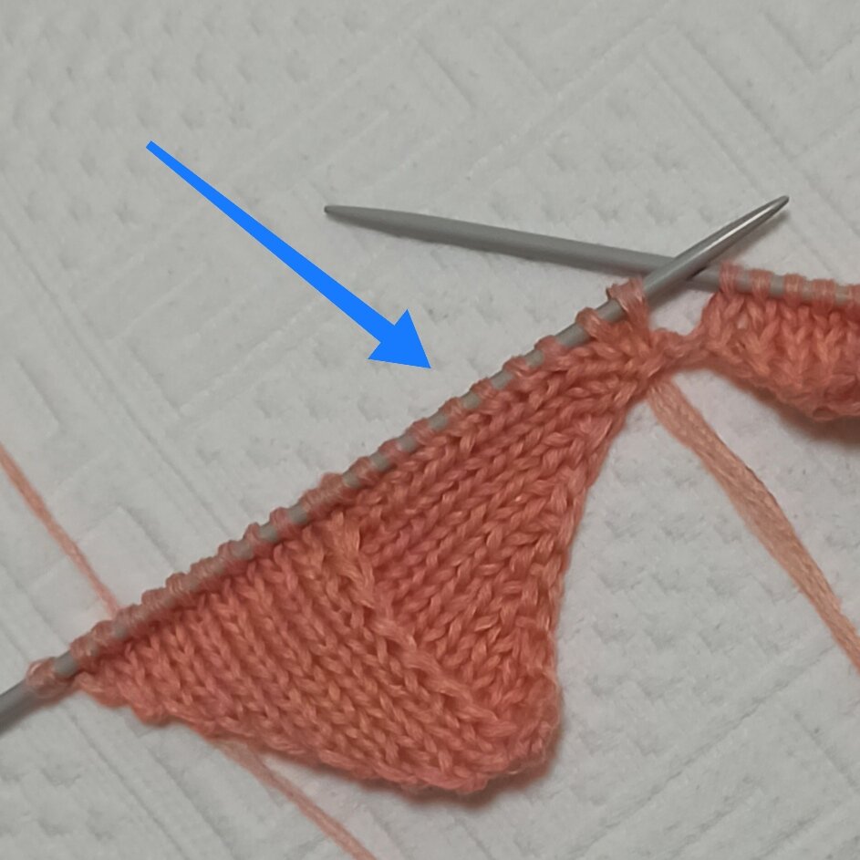 Мне удобнее набирать набирать их крючком и "вешать" на спицу