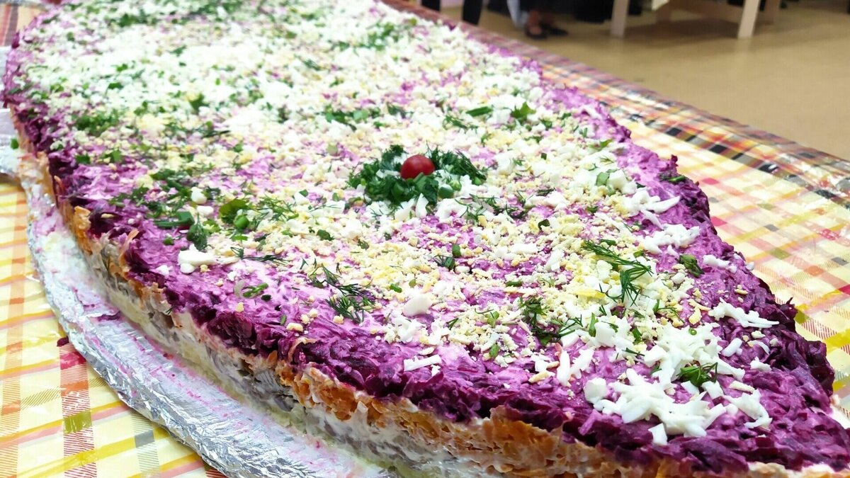     Они приготовили сорок килограммов одного из популярных новогодних салатов. Идея появилась летом, но установление рекорда решили отложить на предновогоднее время.