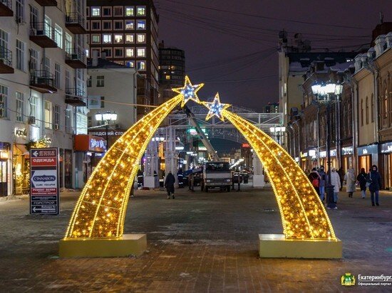     В Екатеринбурге зажгли новогодние арт-объекты. Фото: Юрий Ломакин / екатеринбург.рф.