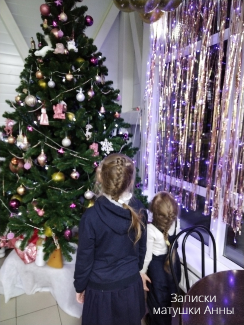 Внучки любуются  искусственной ёлочкой в нашем любимом кафе