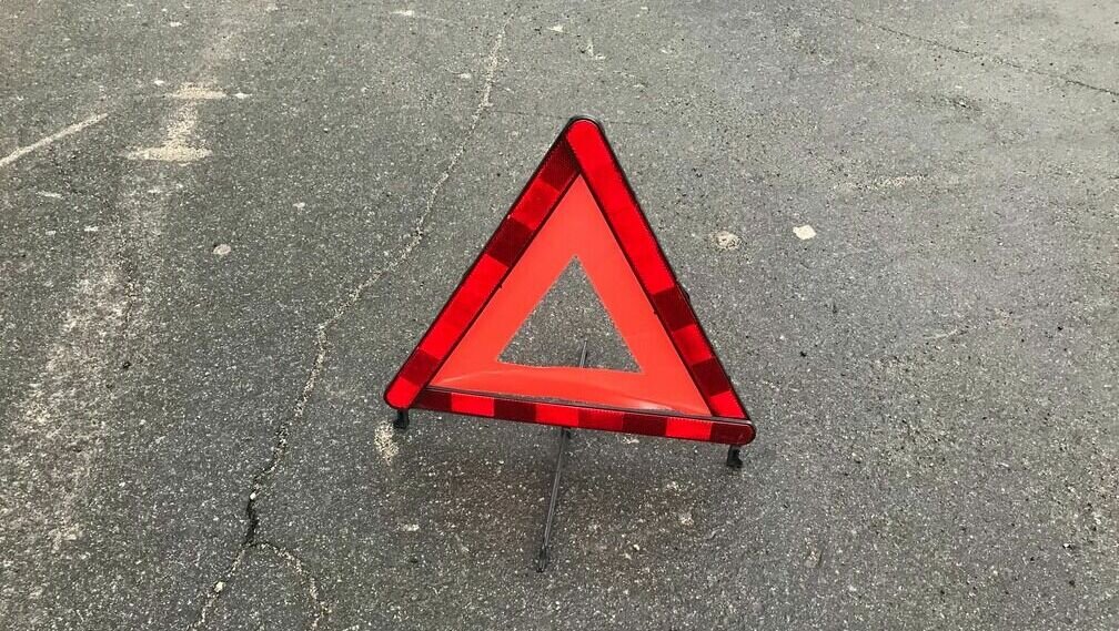     В выходной день на Русском острове столкнулись маршрутка и автомобиль. О пострадавших не сообщается, но транспорту точно не повезло.