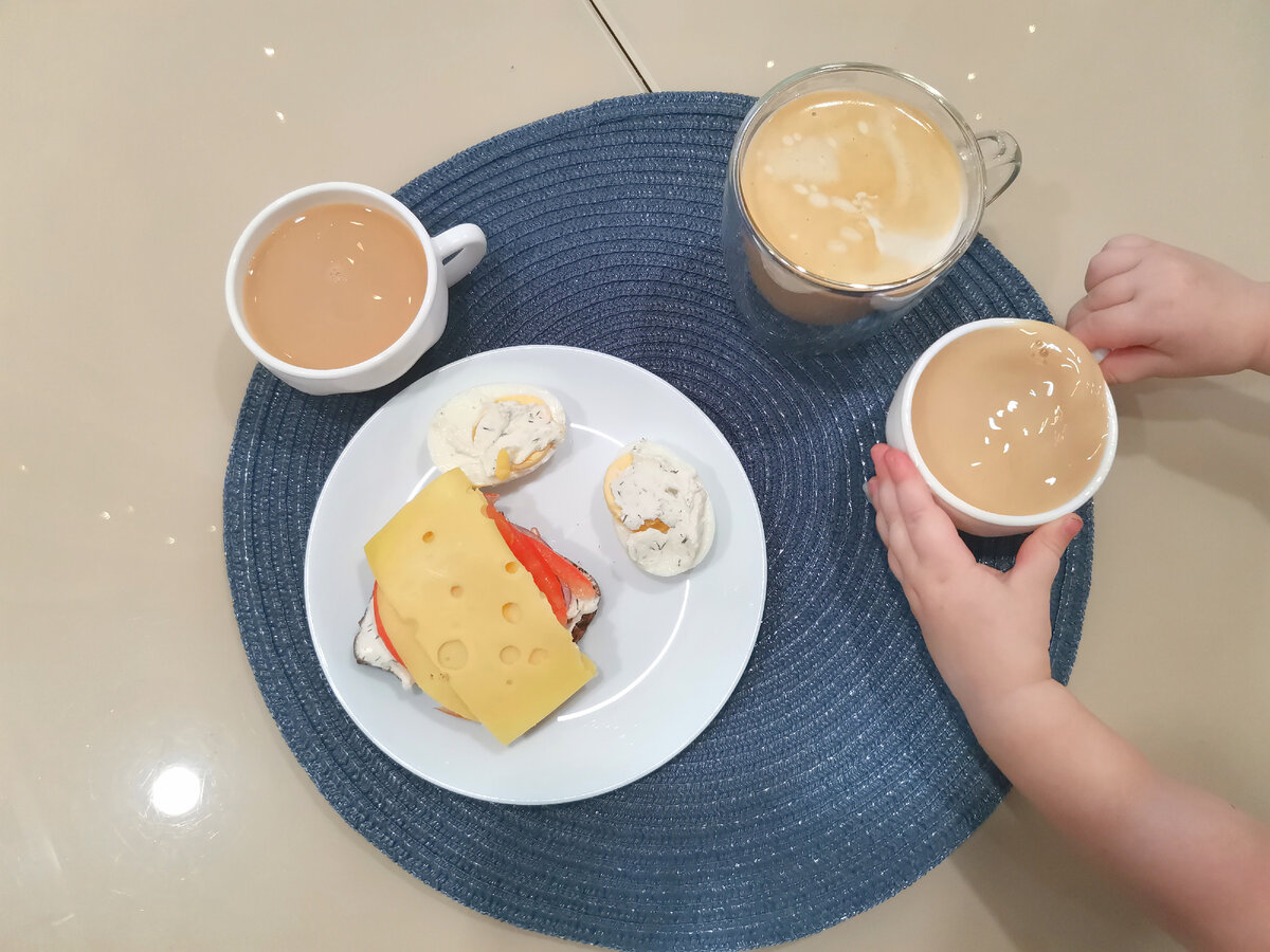 И такая подача имеет место быть. Просто намазать на вареное яйцо что-то вкусное 🙂