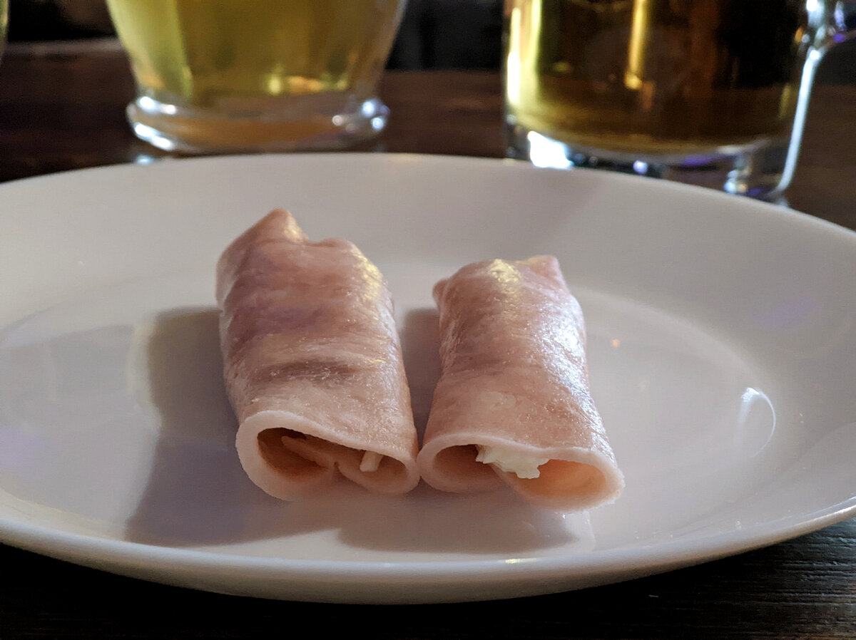 Знакомьтесь: ветчинные рулетики с сырно-майонезно-чесночной начинкой | 40₽ за оба.