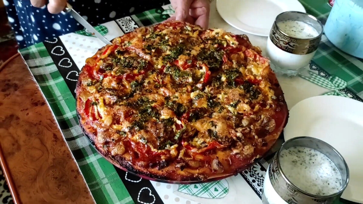 Домашняя пицца с грибами, и мясом