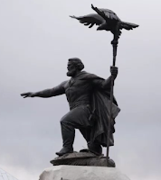 И, как задумал автор и создатель образа - славный скульптор современной России Андрей Коробцов, Иван 3 будет смотреть и двигаться на врага, разя его молниями из когтей орла Юпитера, который на его посохе расправил крылья. Мгновение – и полетит. У памятника будет много повторений и установлены они будут на рубежах Отчизны в нужных местах, воздействуя отрезвляюще на сопредельную сторону. Мы здорово поможем нашим бойцам на Украине разработать должным образом в плане информационной войны историческую истинную традицию военно-технического сотрудничества с Китайской народной республикой, Ираном. Идею боевого братства, освящённого совместно пролитой кровью советских и китайских лётчиков в боях с американскими стервятниками в небе Кореи в 50-52 годах прошлого века. Мы в Калуге имеем место преклонения этой идее – память и памятник героям 324 истребительной авиационной дивизии и музей командира этой дивизии – трижды Героя Советского Союза Ивана Никитовича Кожедуба, почётного гражданина Калуги.Так подло «кинуть» область и Вас, способен только сплочённый против нас Запад во главе с Соединёнными Штатами Америки. Но мы русские, а Вы один и не последний из нас. Мы с Вами найдём, чем ответить на «подлянку» так, чтобы у наших врагов тоскливо заныло в одном месте. Запад должен понять, что в Калуге не туземцы, чьих вождей можно купить на «цацки» в виде западных орденов и полагающихся к ним привилегий. Наши западные, прикидывавшиеся партнёрами гости, не увидят больше, не восхитятся, как в 2018 году американец Андрей Паламарчук, видом грозной фигуры, прущей от порога здания калужского правительства через распростёртую перед ним Калугу на Москву. На это место будет возвращён памятник В.И. Ленину 1984 года, автора В.Н. Шестопалова. А грязная фигура Ивана 3, как символ русского духа, займёт своё место на рубеже, где стоял враг в то славнопамятное время.