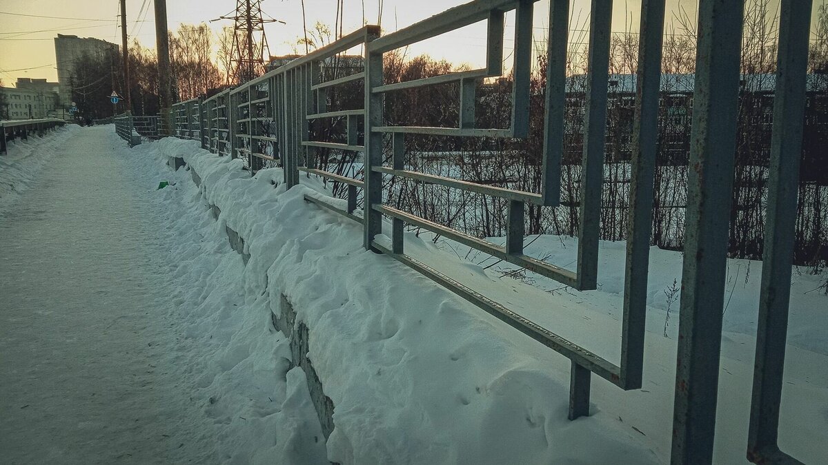     По одной из версий, мужчина поскользнулся на возникшей на мосту наледи