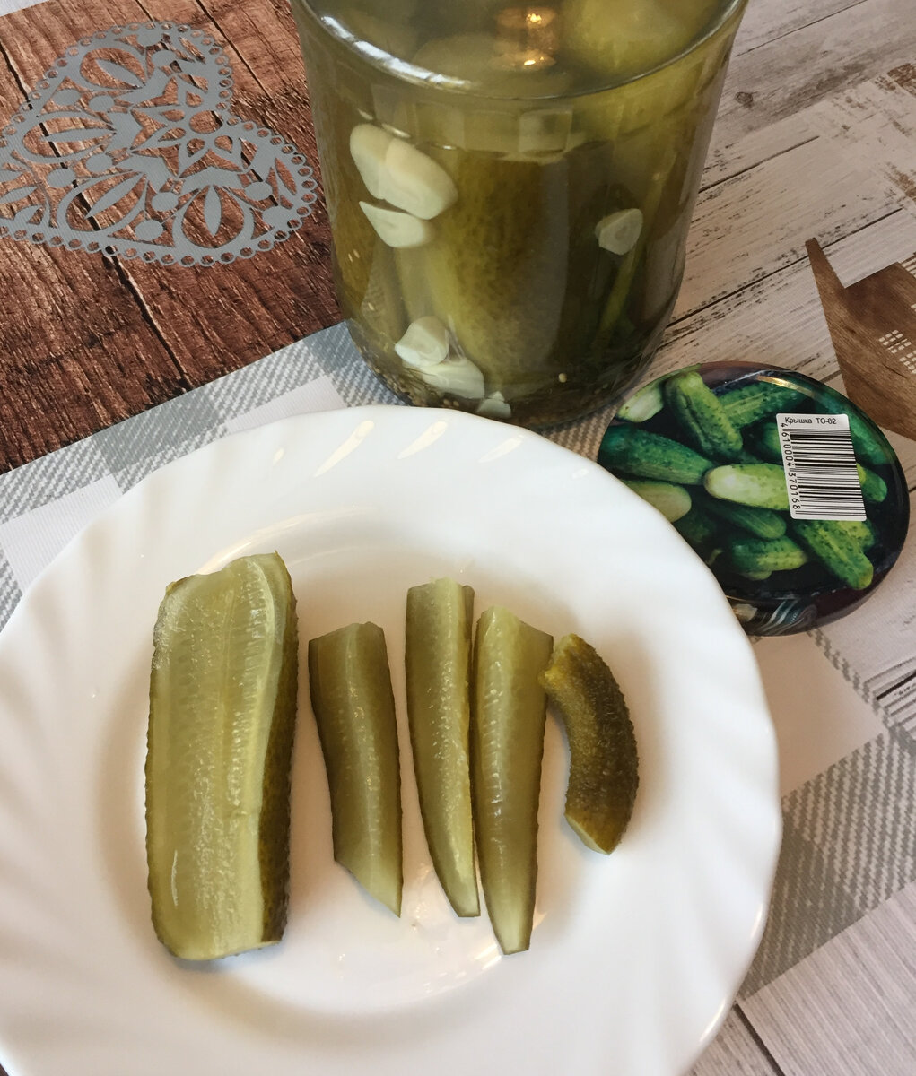 Пришлось счищать кожуру с маринованных.