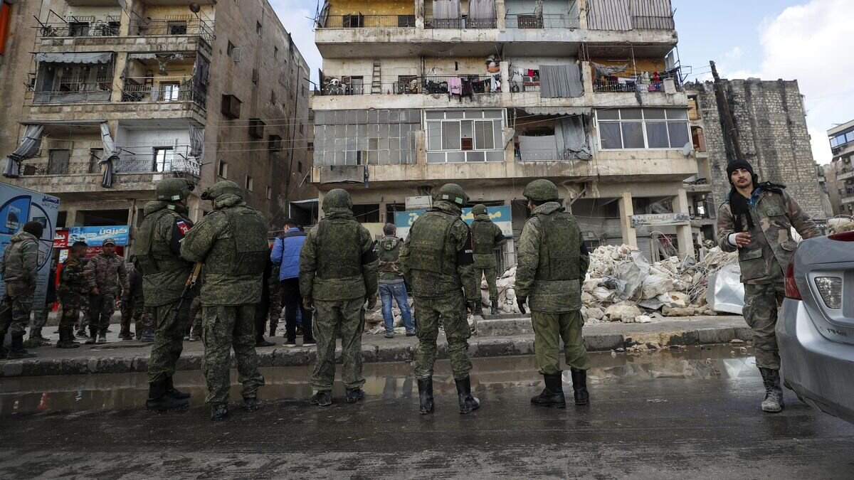    Российские военные возле разрушенного в результате землетрясения жилого дома в Алеппо, Сирия© AP Photo / Omar Sanadiki