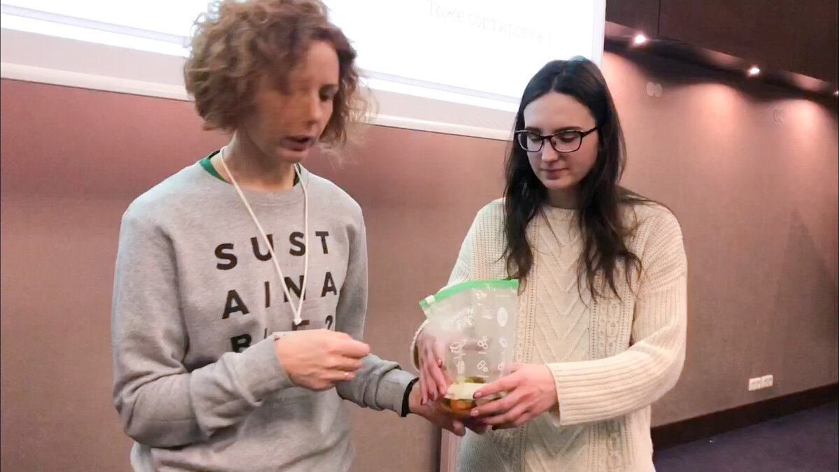 Я на лекции собираюсь кормить червей в компостере 