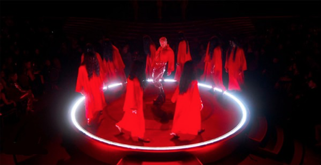 Исполнитель Сэм Смит и его приспешники-трансгендеры образовали на сцене «магический круг»