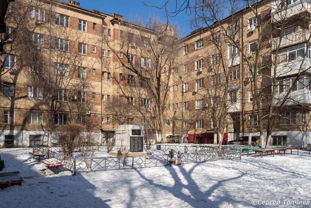 Памятник погибшим. Дом Гигант