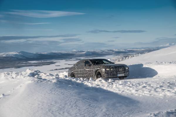 С ситуацией, когда автомобиль застревает в глубоком снегу, приходилось сталкиваться большинству водителей.