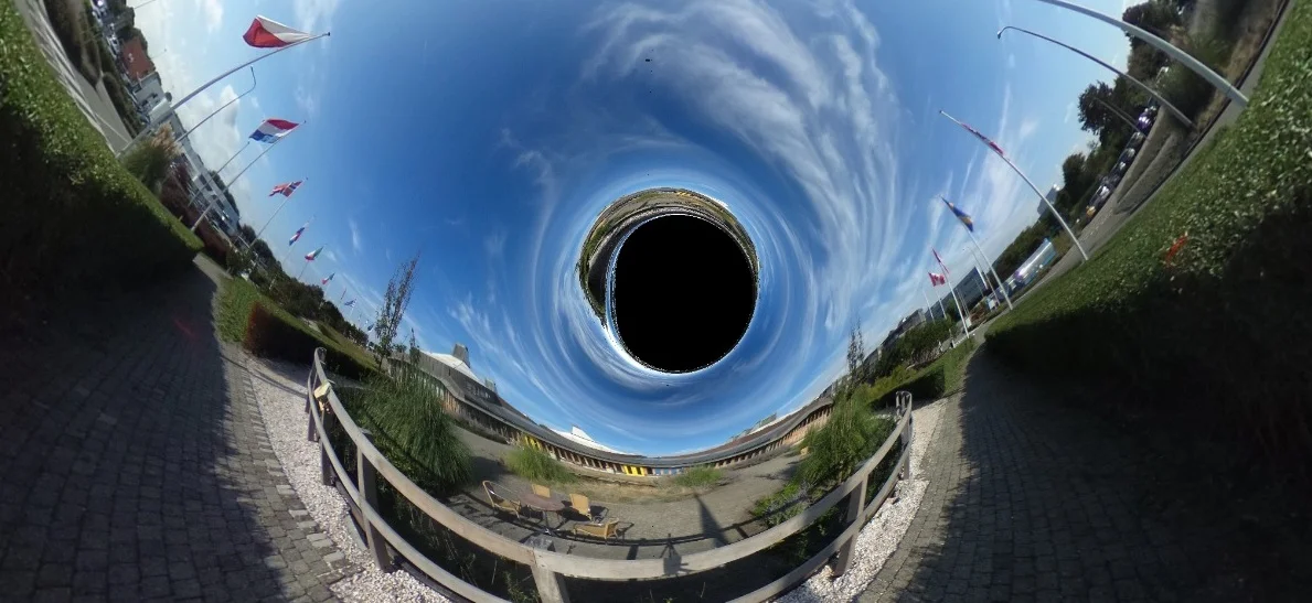 To be in a hole. Дыра в земле.