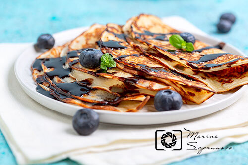 Творожные блинчики с шоколадным соусом.