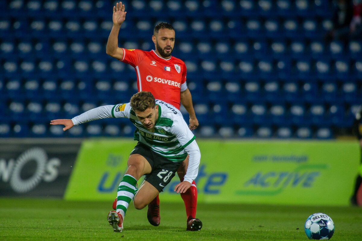 Карвальо - в составе "Санта-Клары" (в красном)