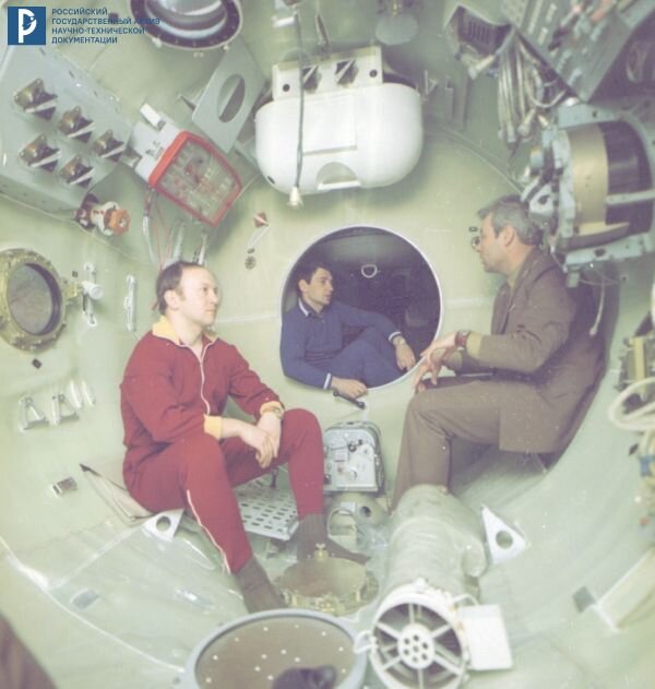 Члены основного и дублирующего экипажей «Союз-28» чехословацкие космонавты В. Ремек (слева) и О. Пелчак О. (в центре) в тренажере орбитальной научной станции «Салют». Звездный городок, 1977 г. РГАНТД. Арх. № 1-2225 цв.