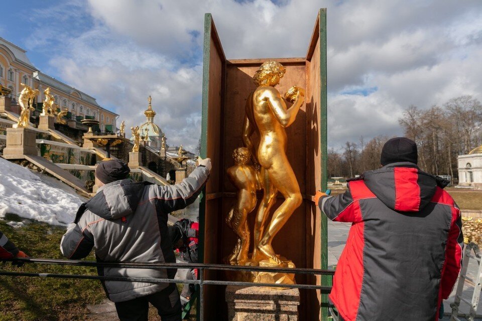     Футляры со скульптуры Большого каскада начали снимать в Петергофе. Фото: peterhofmuseum.ru