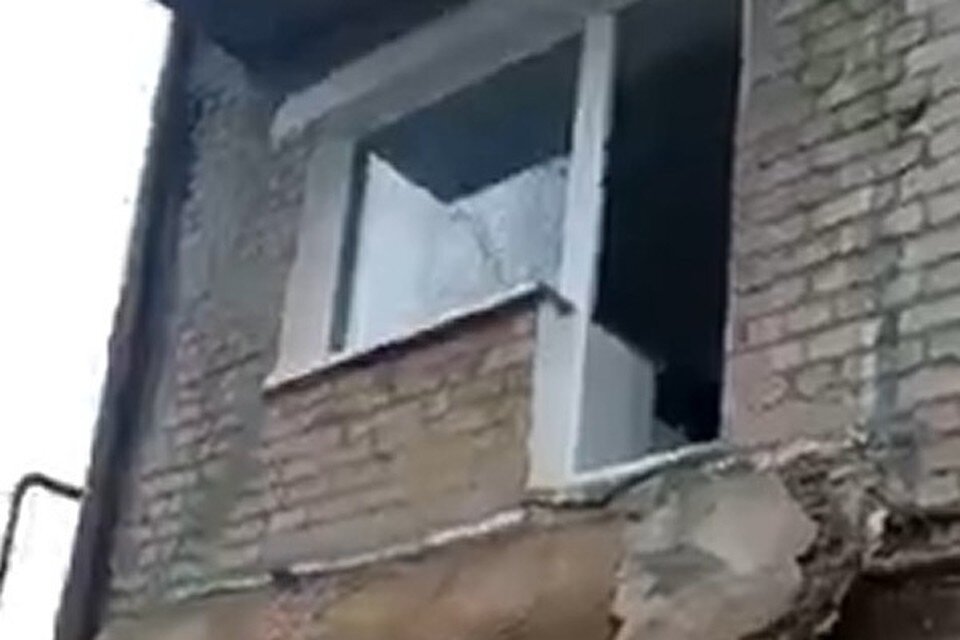     В Грязях Липецкой области рухнул балкон жилого дома  принтскрин видео.
