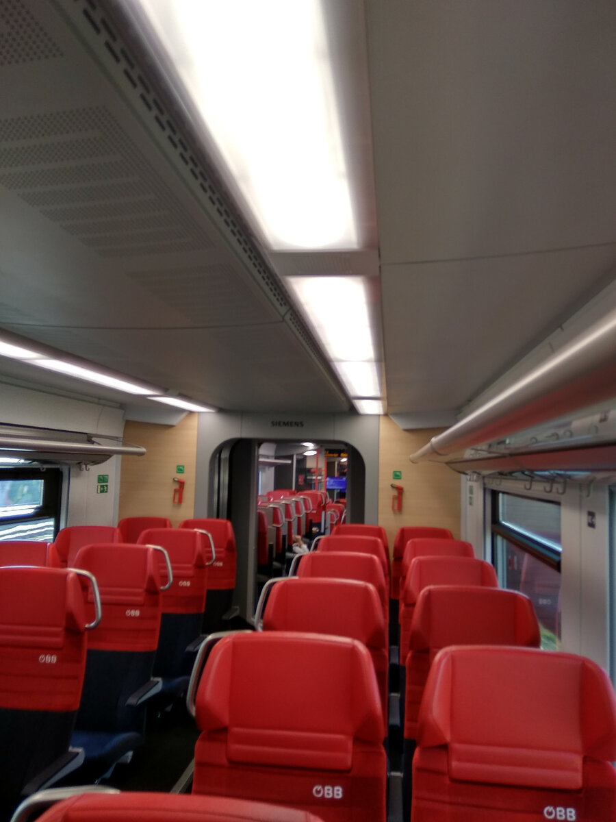 Вагон электрички в окрестностях Вены. Фото автора