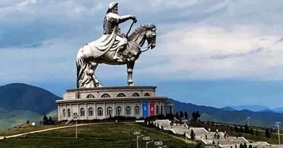 Гигантский современный памятник Чингисхану в Монголии