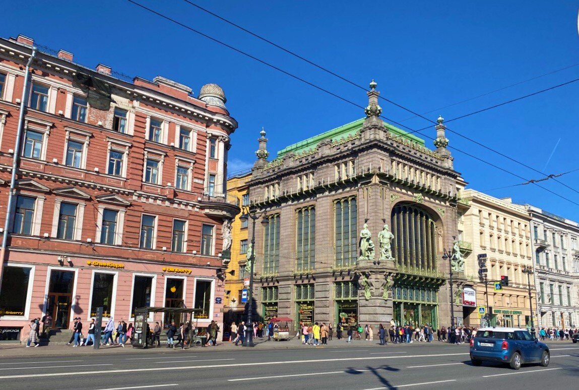 Санкт-Петербург. Где можно остановиться в центре города, чтобы потом не  жалеть. Обзор номера внутри отеля на Невском проспекте без прикрас | Под  зонтиком | Дзен