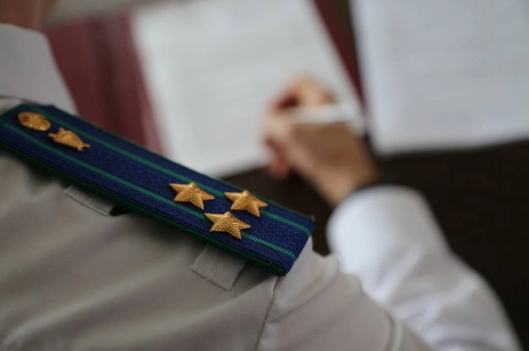 В Великом Новгороде учреждение здравоохранения и его главный врач оштрафованы за нарушение законодательства о противодействии коррупции

Прокуратура Великого Новгорода провела проверку исполнения законодательства о противодействии коррупции.

Установлено, что в августе 2022 года главный врач ГОБУЗ «Новгородский клинический специализированный центр психиатрии» принял на работу сотрудника, который ранее занимал должность начальника отдела по дорожному хозяйству комитета по управлению городским и дорожным хозяйством администрации Великого Новгорода.

В нарушение требований Федерального закона «О противодействии коррупции» сведения о заключении трудового договора с указанным сотрудником на предыдущее место ее службы в установленный законом 10-дневный срок направлены не были.

По данному факту прокурор в отношении учреждения здравоохранения и его главного врача возбудил дела об административном правонарушении по ст. 19.29 КоАП РФ (незаконное привлечение к трудовой деятельности на условиях трудового договора бывшего муниципального служащего).
По материалам прокурорской проверки учреждение и должностное лицо оштрафованы на общую сумму 70 тыс. рублей.

Прокуратура Новгородской области