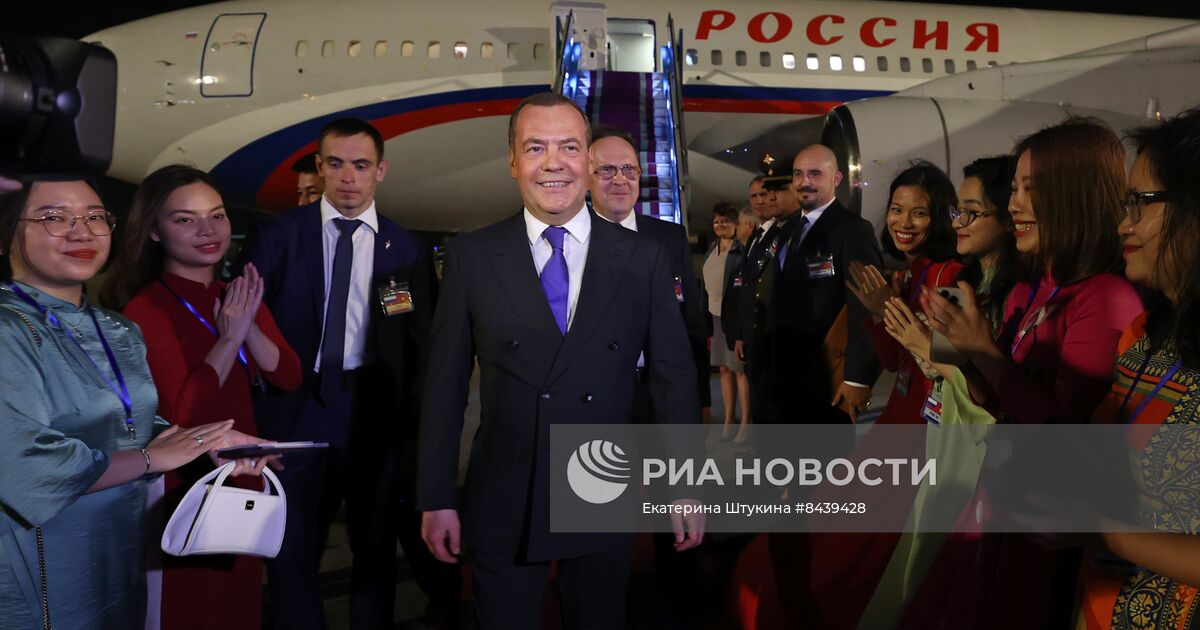 Медведев прилетел в Ханой