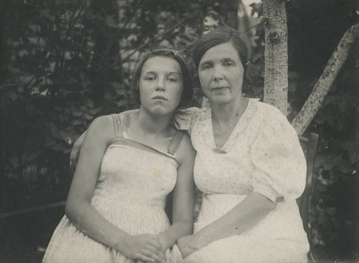 Моя бабушка и ее тетя, 30-е. Фото из архива автора