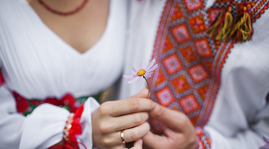 Пара в национальных костюмах / Pixabay / vicran