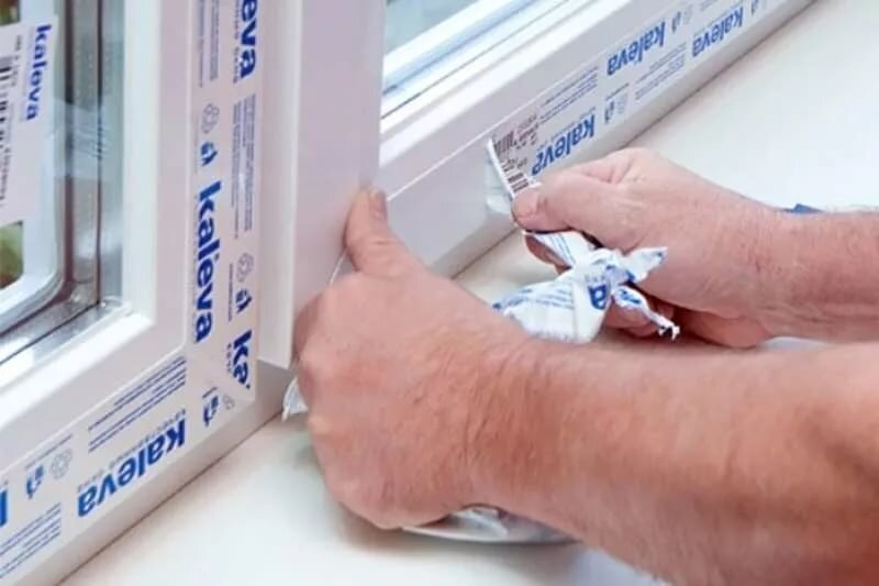 Правильно снимаем пленку с оконных конструкций без повреждения изделия. Картинку взяли с сервиса Яндекс картинки.