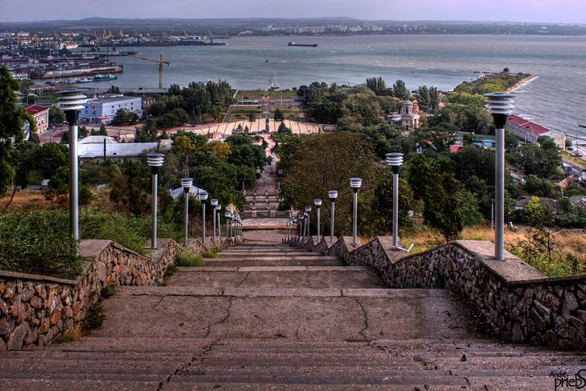 Керчь черный. Крым город Керчь. Керчь центр города. Керчь столица Крыма. Керчь вид с Митридата.