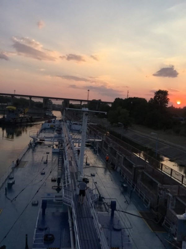 Танкер "Волгонефть-114", река Дон. Константиновский шлюз. Перед шлюзованием. Выход встречного состава. 19.08.2020. Фото Алексей Нечаев