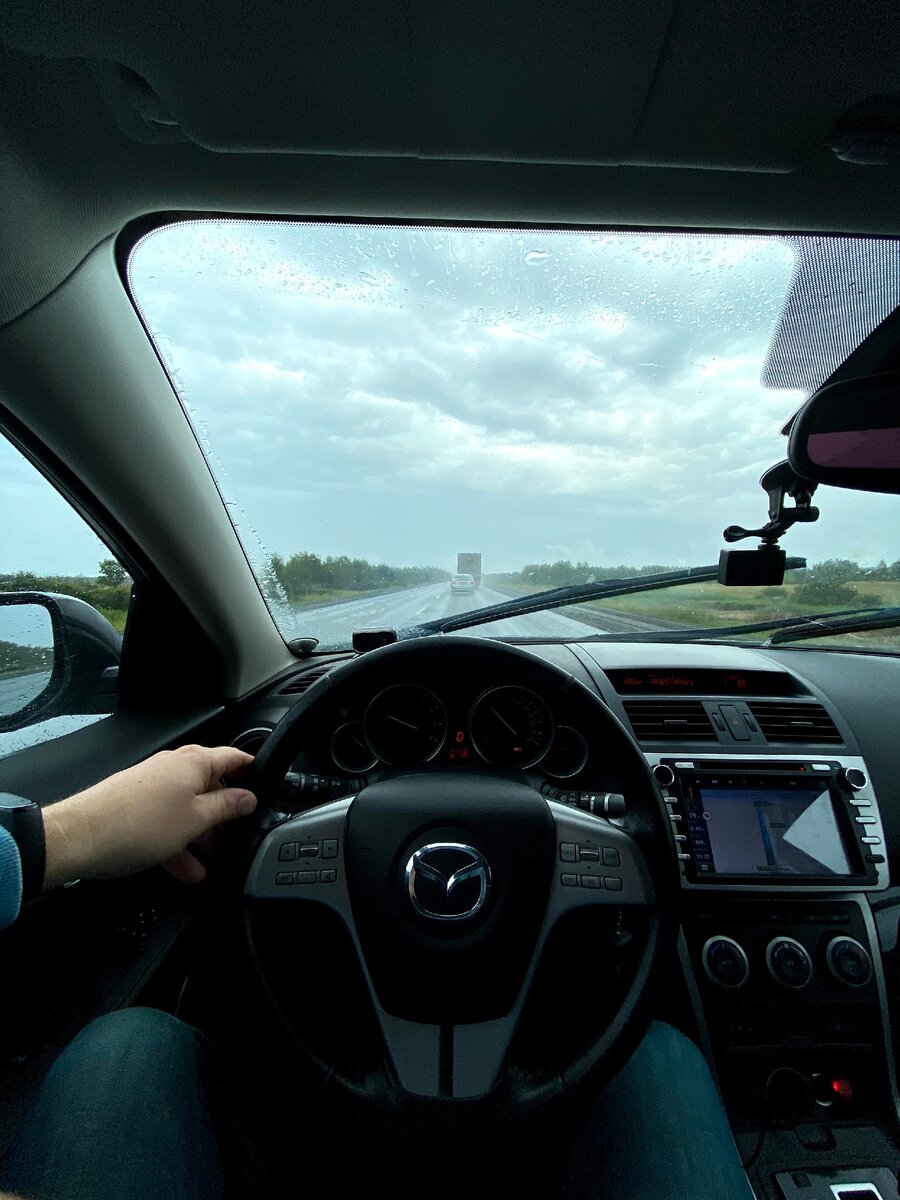 Каждый раз, когда мы едем на Алтай, начинается дождь. Тут главное, чтобы водитель был с опытом.