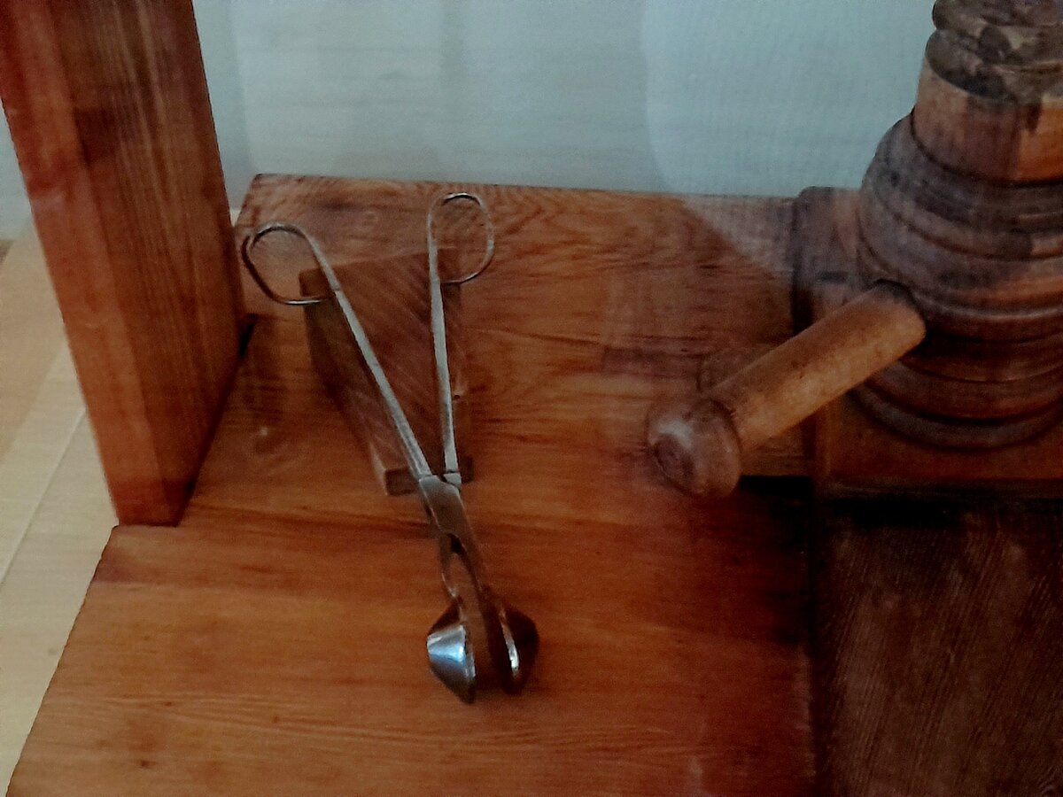 Приспособление для вытягивания петель на столовом белье - все петельки получаются одного размера и одинаковой формы. У царей всё должно быть безупречным))