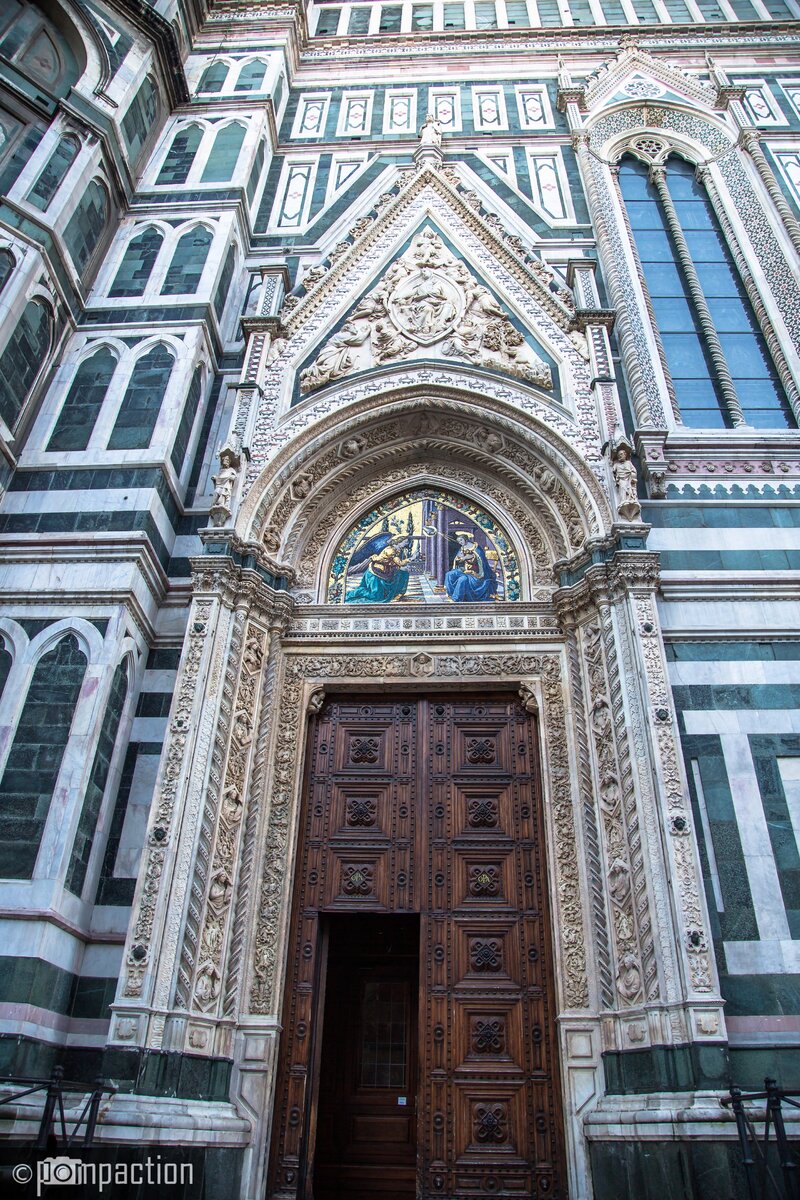 Один из боковых входов в Санта-Мария-дель-Фьоре