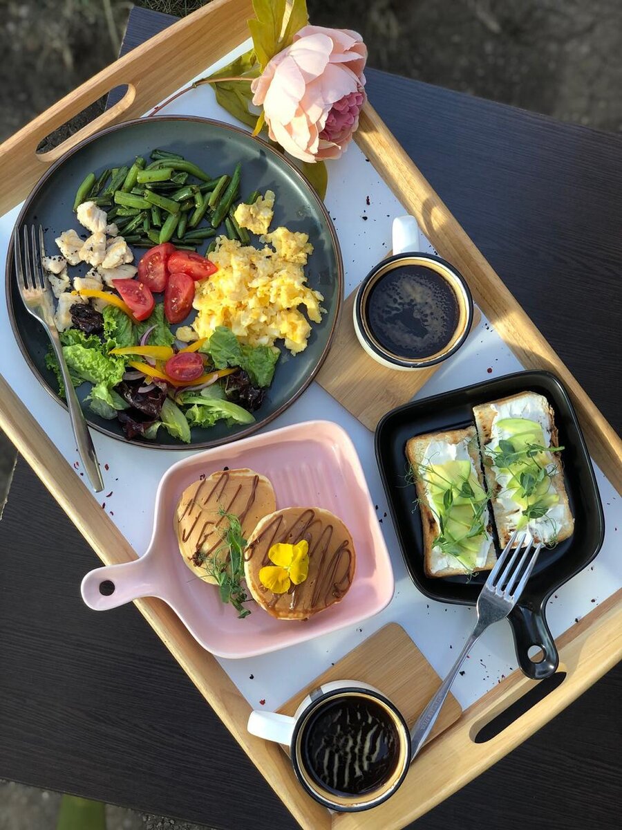 Панкейки,тосты с авокадо и сливочным сыром,сказал с овощами и миксом